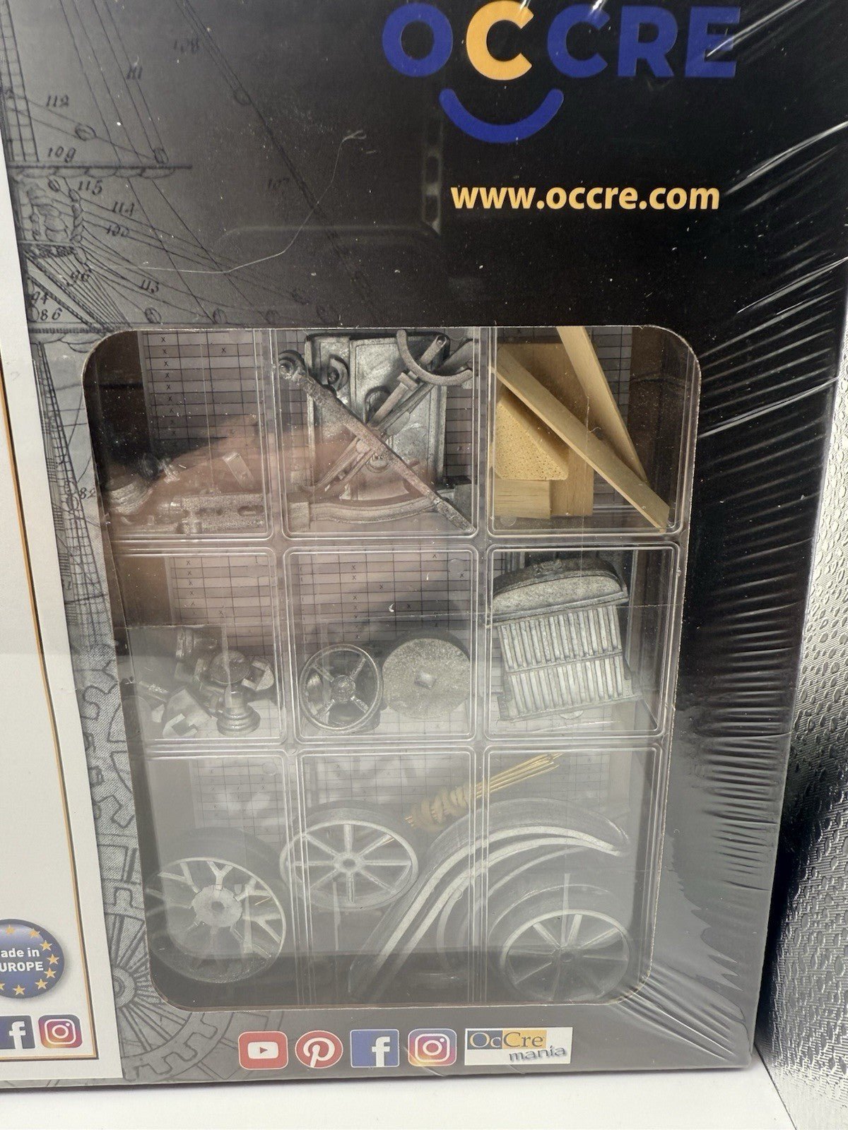 Occre AEC Bus B - Type 1:24 Scale Model Kit by OcCre | Sensales